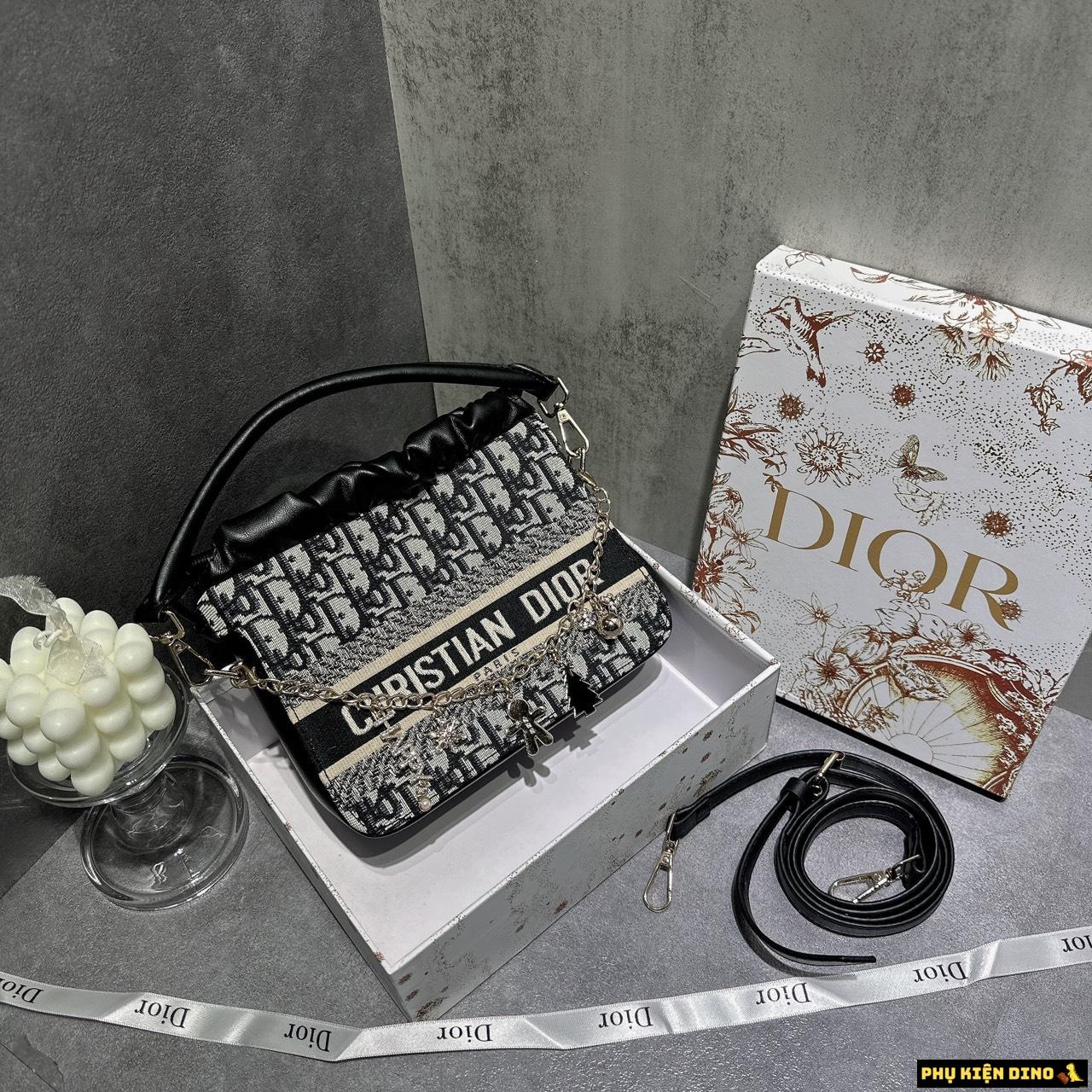 Túi Xách Dior Họa Tiết Màu Trắng Đen Kèm Dây Charm Túi Xách Dior Họa Tiết Màu Trắng Đen Kèm Dây Charm